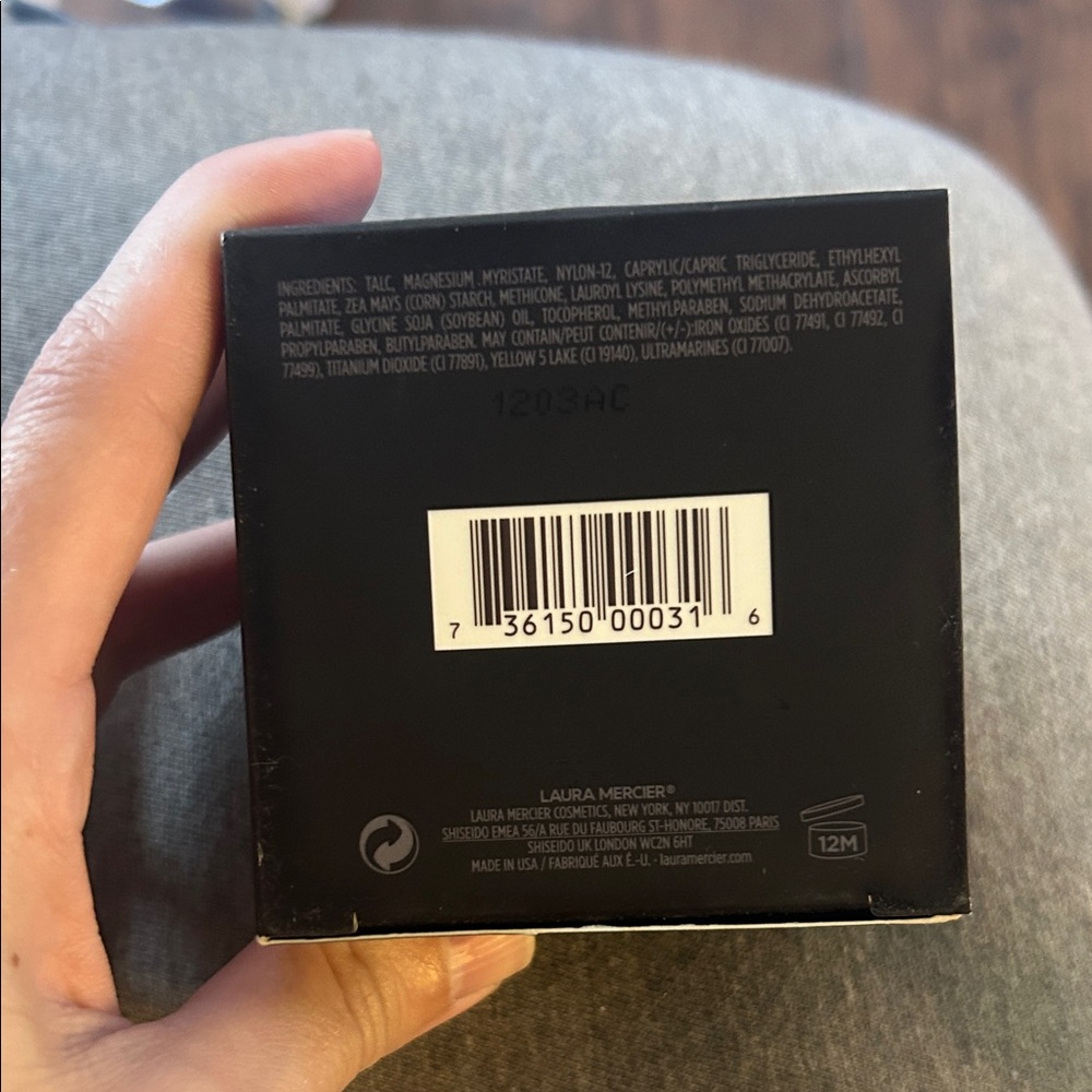 Laura Mercier Translucent Loose Setting Powder - Picture 5 of 9